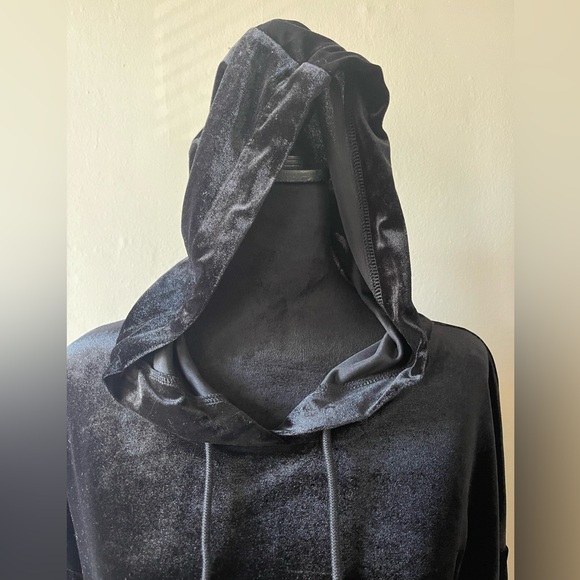 NWOT SuperDown Black velour hooded top w/ rhinestone fringe, size med - Picture 6 of 7